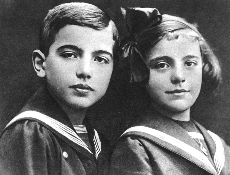 Fotografie aus dem Jahr 1913 von Julius Fučík mit seiner Schwester Libuše im Kindesalter. Beide tragen vom Matrosenanzug inspirierte Kleidung.
