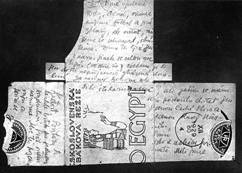 Kassiber Julius Fučíks aus dem Gefängnis, 1930. Auf eine aufgeschnittene Zigarettenschachtel wurde per Hand ein Text geschrieben.