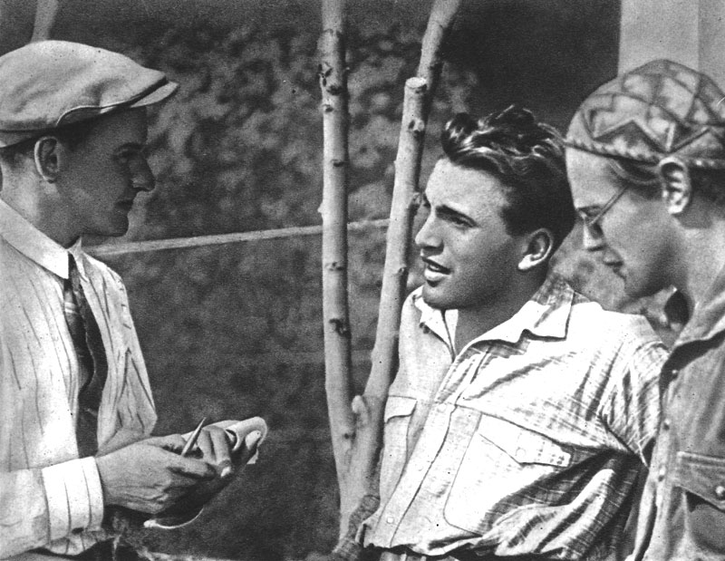 Julius Fučík in der Sowjetunion, 1934. Fučík, in der Mitte des Bildes, unterhält sich mit zwei Personen.