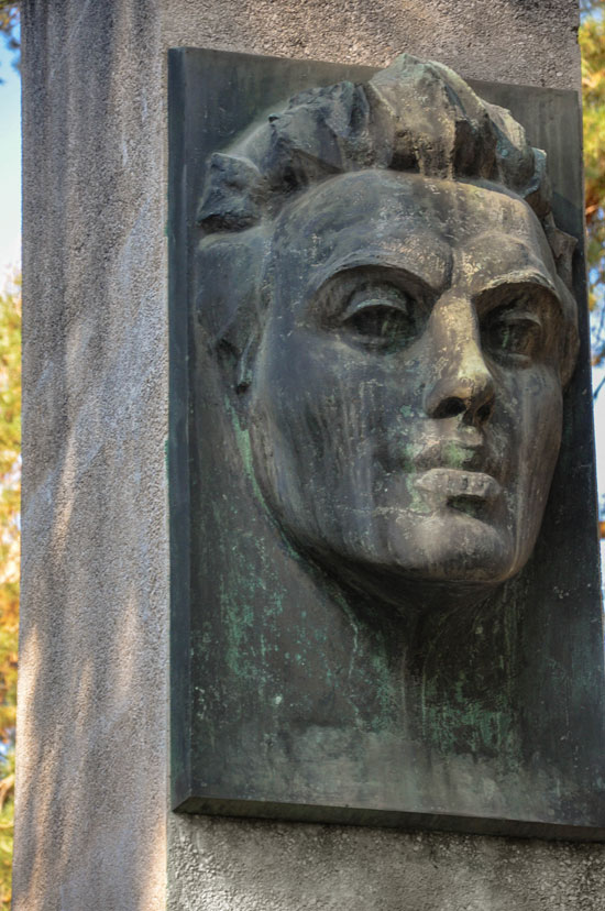 Detail mit dem Bronze-Profil Fučíks am Fučík-Denkmal im Pankower Bürgerpark im September 2020