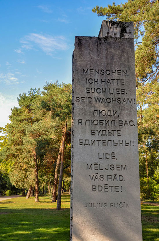 Detail mit dem Bronze-Profil Fučíks am Fučík-Denkmal im Pankower Bürgerpark im September 2020