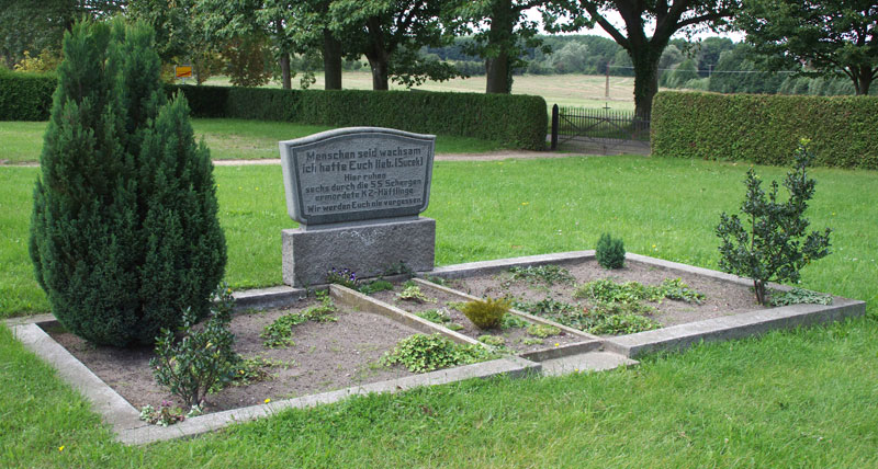 Grabmal für ermordete Häftlinge des KZ Sachsenhausen im brandenburgischen Freyenstein, einem Ortsteil von Wittstock/Dosse, 2014. Der Grabstein, der sich auf einer Wiese befindet, trägt den Schriftzug Menschen seid wachsam. Ich hatte euch lieb.