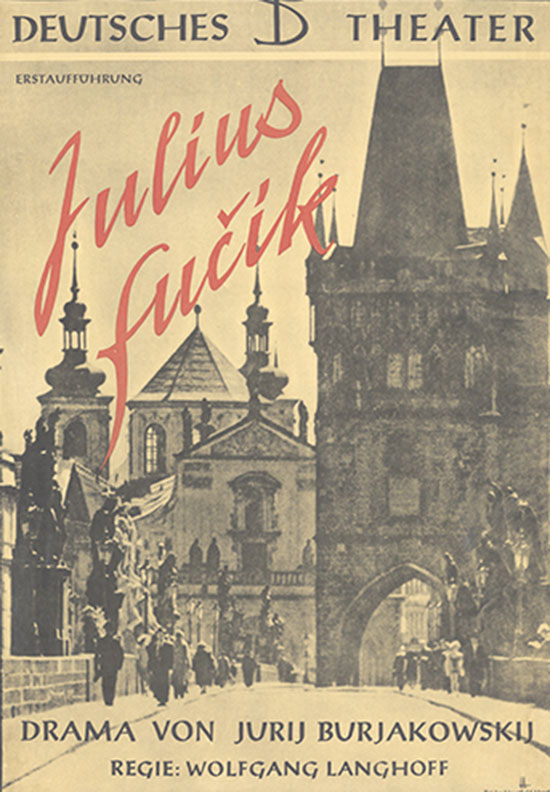 Plakat von John Heartfield für das Stück Julius Fučík im Deutschen Theater Berlin im Jahr 1951. Es zeigt den Blick von der Karlsbrücke in die Prager Altstadt. Der Name des Stücks ist in roter Farbe auf das Plakat geschrieben.