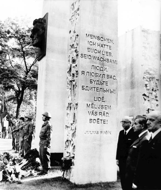 Gedenkstunde zum 35. Jahrestag der Ermordung Julius Fučíks am 8. September 1978. Vor dem Denkmal liegen Kränze. Einige Soldaten stehen am Denkmal.