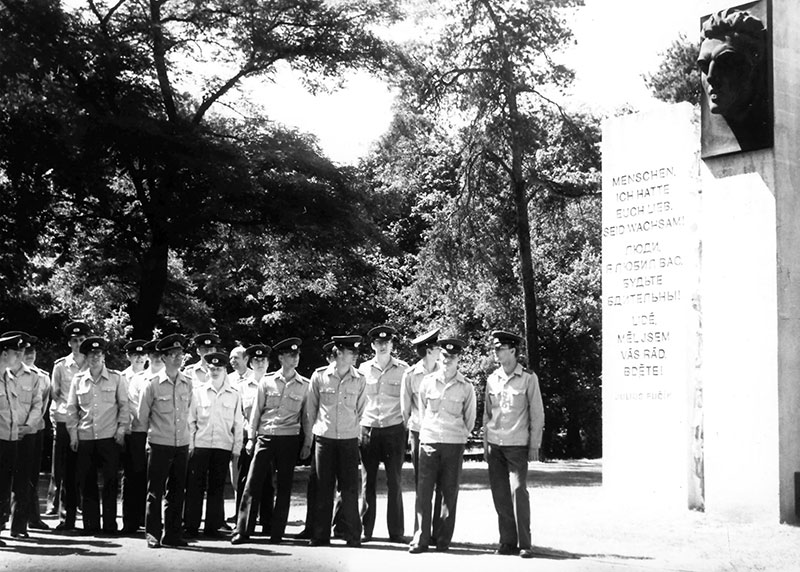 Eine Einheit der Bereitschaftspolizei besucht am 2. Juli 1983 das Fučík-Denkmal im Bürgerpark Pankow.