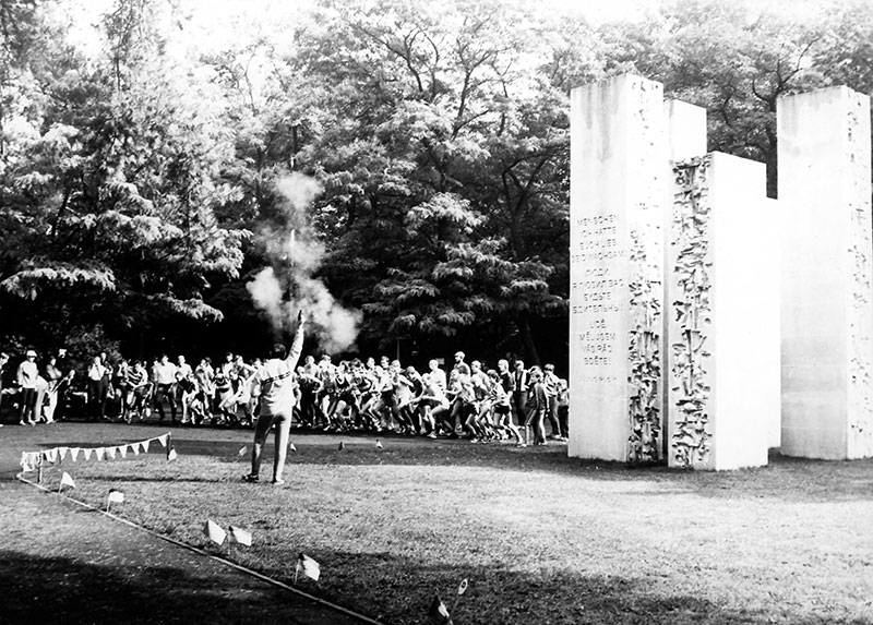 Der 2. Julius-Fučík-Gedenklauf im Bürgerpark Pankow am 17. September 1983. Neben dem Denkmal wird gerade der Startschuss für das Rennen abgegeben.
