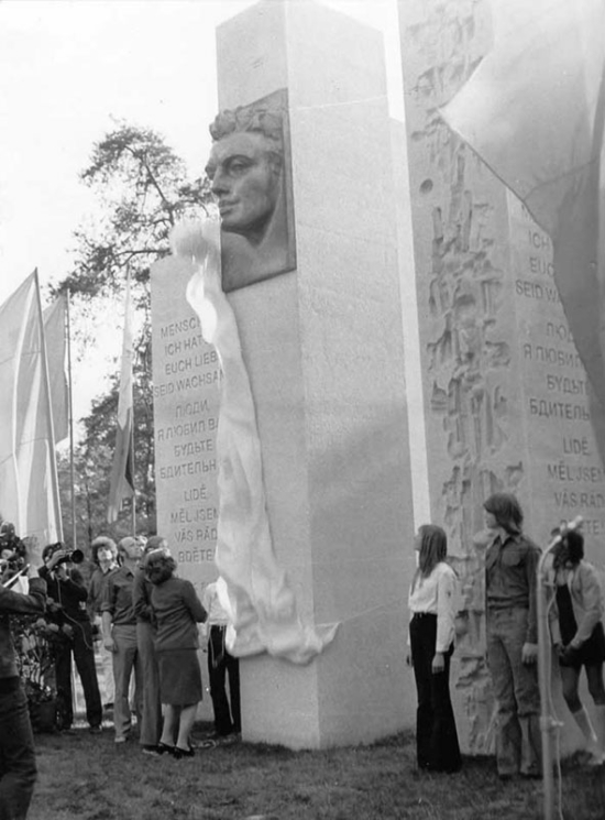 Gusta Fučíková enthüllt das Fučík-Denkmal im Bürgerpark Pankow, 8. Mai 1974