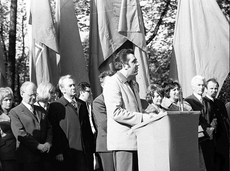 Einweihung des Fučík-Denkmals im Bürgerpark Pankow am 8. Mai 1974. Egon Krenz spricht bei der Einweihung an einem Rednerpult.