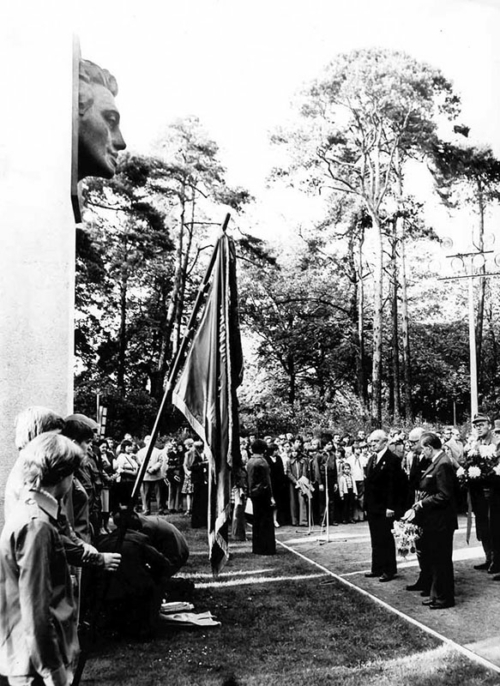 Gedenkstunde zum 35. Jahrestag der Ermordung Julius Fučíks am 8. September 1978. An dem Denkmal werden Kränze niedergelegt. Neben dem Denkmal wird eine Flagge hochgehalten. Eine Menschenmenge im Hintergrund schaut zu.