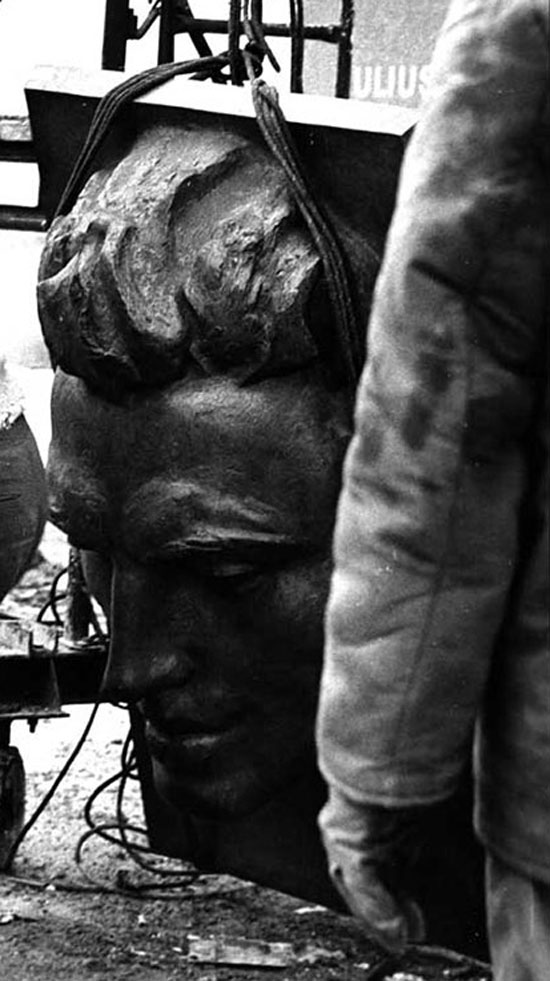 Aufbauarbeiten am Fučík-Denkmal im Bürgerpark Pankow, um 1973/74. Das Relief von Fučíks Gesicht wird für die Anbringung am Denkmal vorbereitet.